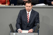 Ein Mann am Rednerpult im Bundestag