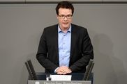 Harald Ebner (Bündnis 90/Die Grünen) eröffnet als erster Redner am Rednerpult die Debatte.