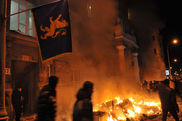 Demonstranten verbrennen Dokumente in der Ukraine