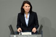 Rita Schwarzelühr-Sutte (SPD) am Rednerpult im Plenum des Bundestages