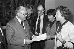 Übergabe des Berichts: Dr. Helga Timm (MdB, SPD), Kommissionsvorsitzende Ursula Schleicher (MdB, CDU/CSU), Professor Dr. Nils Diederich (MdB, SPD) und Rechtsanwältin Dr. Barbelies Wiegmann aus Bonn, Klick vergrößert Bild