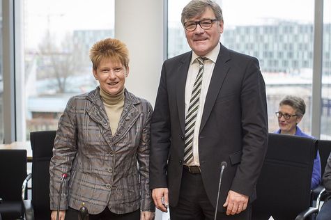 Petra Pau (links) und Siegmund Ehrmann