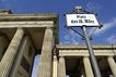 Straßenschild 'Platz des 18. März' vor dem Brandenburger Tor in Berlin