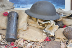 Schaufenster in Edinburgh erinnert mit Patronenhülse und Stahlhelm an den Ersten Weltkrieg.