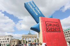 Menschen vor dem Brandenburger Tor