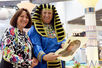 Eine Frau und ein als Pharao verkleideter Mann