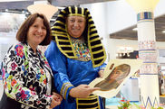 Eine Frau und ein als Pharao verkleideter Mann