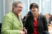 Petitionsausschuss-Vorsitzende Kersten Steinke (Die Linke) mit der Petentin zum Arbeitslosengeld II, Inge HannemanntuOP
