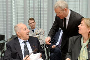 Peter Scholl-Latour begrüßt Norbert Röttgen im Ausschusssaal.