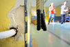 Eine sanierungsbedürftige Turnhalle für den Sportunterricht. Der Putz an der Wand ist abgebrochen. 