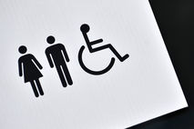 Piktogramm mit Frau, Mann und Rollstuhlfahrer