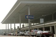 Volle Parkplätze vor dem noch nicht eröffneten Flughafen am 3. April 2014 
