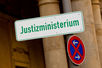 Ein Straßenschild mit der Aufschrift: Justizministerium.