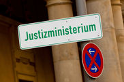 Ein Straßenschild mit der Aufschrift: Justizministerium.