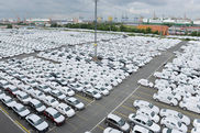 Tausende Fahrzeuge mit weißen Schutzfolien auf einem Verladeterminal