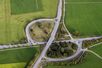 Luftaufnahme einer modernen Strassenkreuzung mit Auf- und Abfahrten
