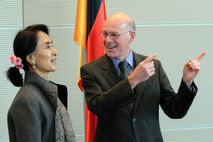 Frau Aung San Suu Kyi und Norbert Lammert im Gespräch