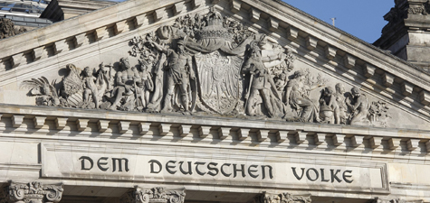 Reichstagsgebäude mit der Inschrift 