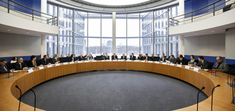 Mitglieder des Tourismusausschusses sitzen im Saal.