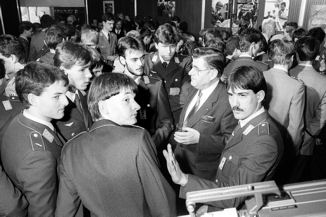 Der spätere Wehrbeauftragte Alfred Biehle im Gespräch mit Wehrpflichtigen. Empfang beim Bundesminister der Verteidigung im Ministerium auf der Hardthöhe.