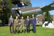 Der Wehrbeauftragte des Bundestages vor einem ausgestellten Flugzeug vor dem Materialdepot der Luftwaffe in Erding 