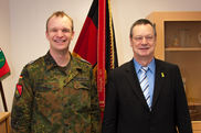 Der Wehrbeauftragte mit dem Stellvertretender Bataillonskommandeur Major Ingo Blumenauer.