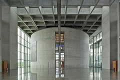 Die Bibliothek in der Rotunde des Marie-Elisabeth-Lüders-Hauses