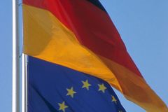 EU- und Bundesflagge