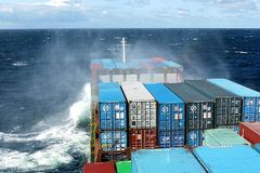 Containerschiff auf hoher See