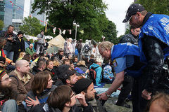 Communicatoren der Polizei suchen das Gespräch mit den Demonstranten des Occupy-Camps vor der Europäischen Zentralbank in Frankfurt.