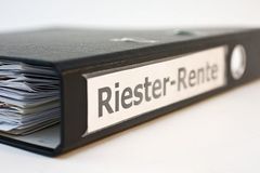 Ordner mit Riester-Rente-Aufschrift