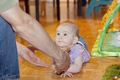 Vater mit knapp 8 Monate alten Tochter