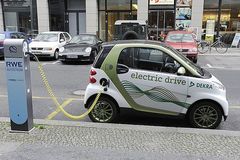 Elektroauto beim 'Strom tanken'.