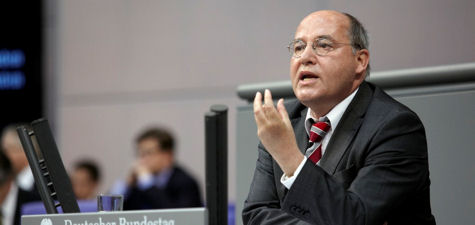 Gregor Gysi, Vorsitzender der Fraktion Die Linke am Rednerpult im Plenum