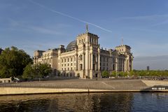 Blick auf das Reichstagsgebäude vom Spreeufer