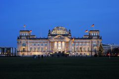 Reichstagsgebäude in der Dämmerung mit Weihnachtsbaum