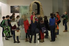 Schulkinder aus Kleinmachnow in einer kleinen Ausstellung im Bundestag.