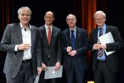 Jochen Graebert, Matthias Deiß, Norbert Lammert, Robin Lautenbach auf der Bühne im Haus der Kulturen der Welt anlässlich der Verleihung des Medienpreises 2013 - Video ansehen... - Öffnet neues Fenster