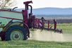 Ein Landwirt düngt ein Feld im Landkreis Oders-Spree in Brandenburg