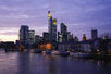 Die Skyline von Frankfurt am Main bei untergehender Sonne.