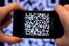 Ein Handy scannt einen QR-Code.