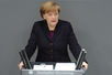 Bundeskanzlerin Merkel spricht am Rednerpult im Plenarsaal.
