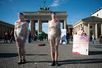 Zwei in Klarsichtfolie gehüllte Schauspielerinnen beim Straßentheater gegen Zwangsprostitution vor dem Brandenburger Tor in Berlin am 18. Oktober 2012