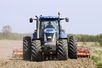 Ein Traktor bei der Feldarbeit
