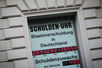 Eine Digitalanzeige zeigt die Staatsverschuldung Deutschlands: 2033099136553