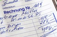 Eine handschriftliche ausgefüllte Rechnung