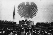 Bundeskanzler Konrad Adenauer bei seiner Regierungserklärung vor dem Bundestag am 20. Oktober 1953.