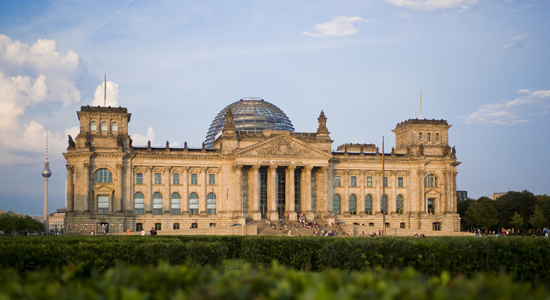 Das Reichstags-Gebäude wird häufig auch Bundes-Tag genannt.