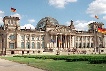 Das Reichstagsgebäude in Berlin ist der ständige Sitz des Deutschen Bundestages.