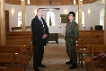 Der Wehrbeauftragte Königshaus im Gespräch mit der Militärpastorin in der Kapelle in Prizren.